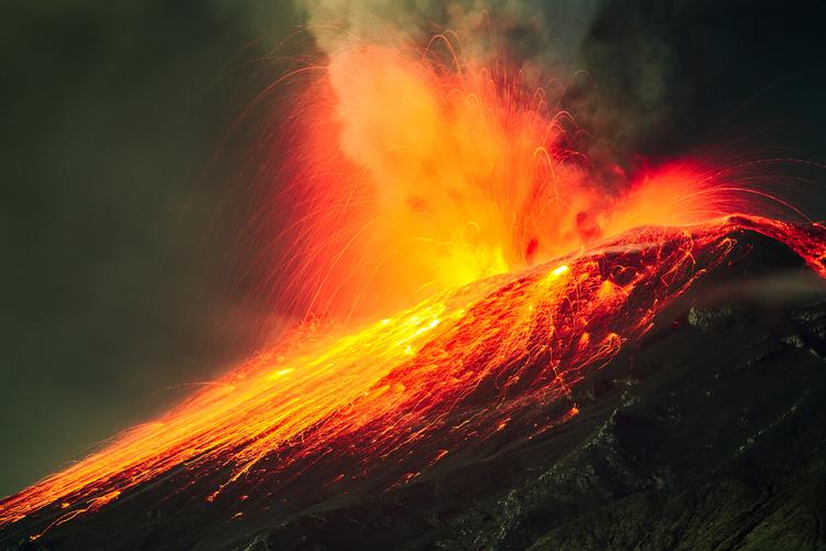 新澳今天最新消息和火山喷发时游客急逃与火山喷发急救